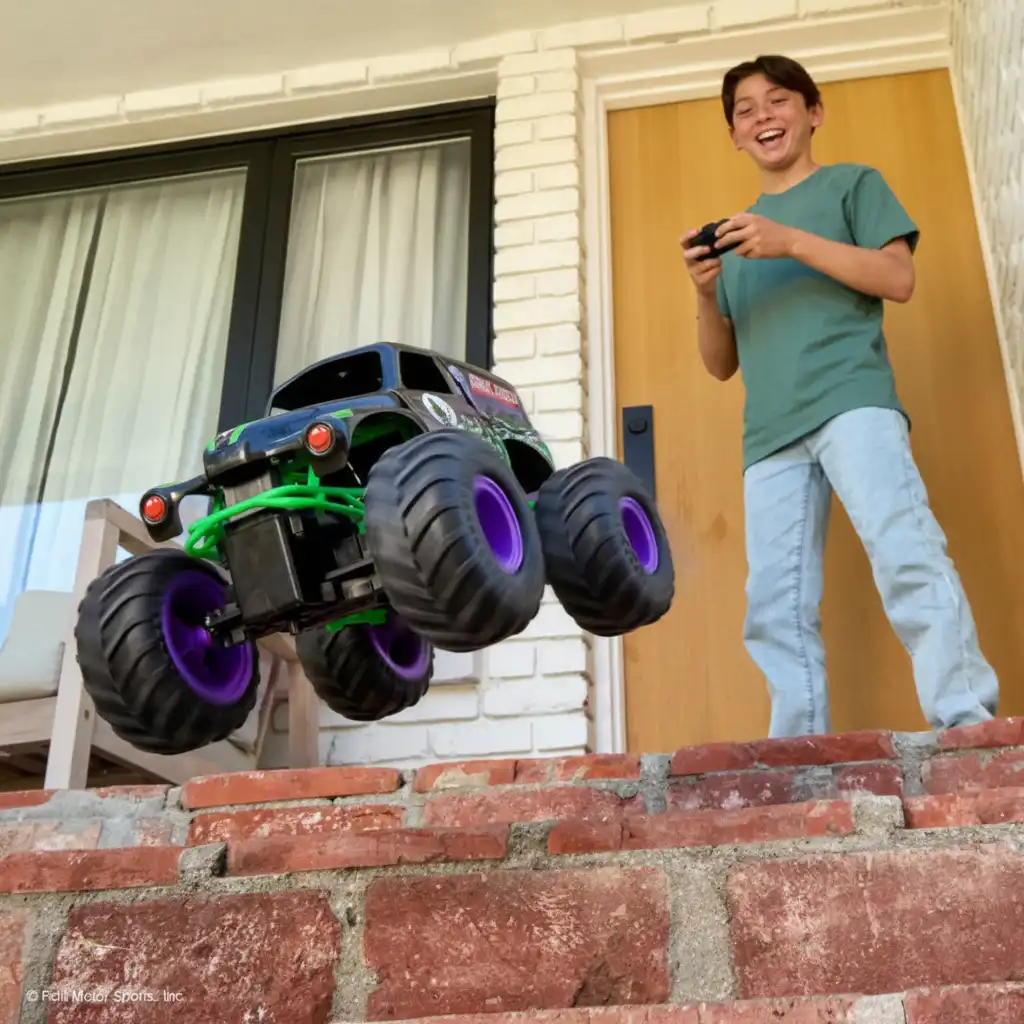 Stvori vlastitu Monster Jam arenu punu prepreka!