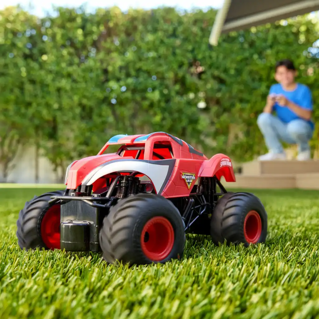 Napravite vlastitu kaskadersku stazu za Spider-Man monster truck.