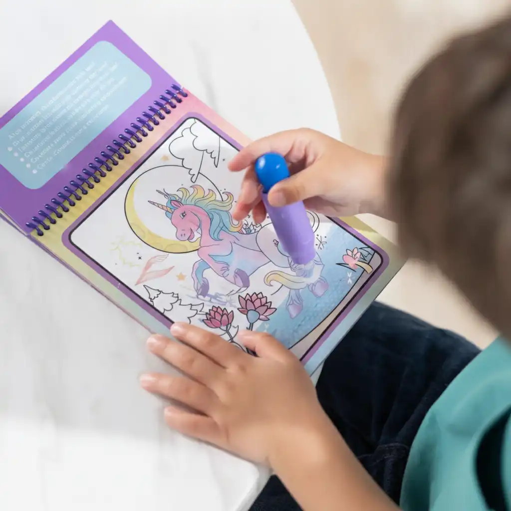 Ergonomska olovka pomaže djeci da usavrše svoje prve slikarske pokušaje.